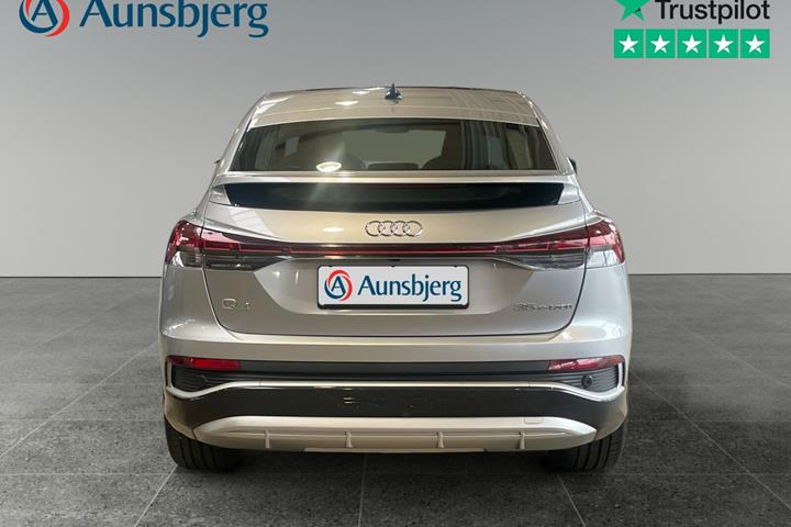Sølv Audi Q4 e-tron fra 2022