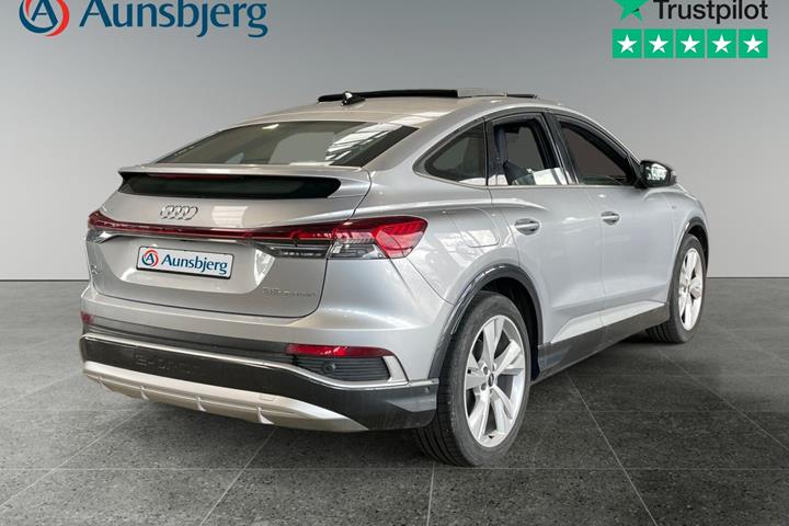 Sølv Audi Q4 e-tron fra 2022