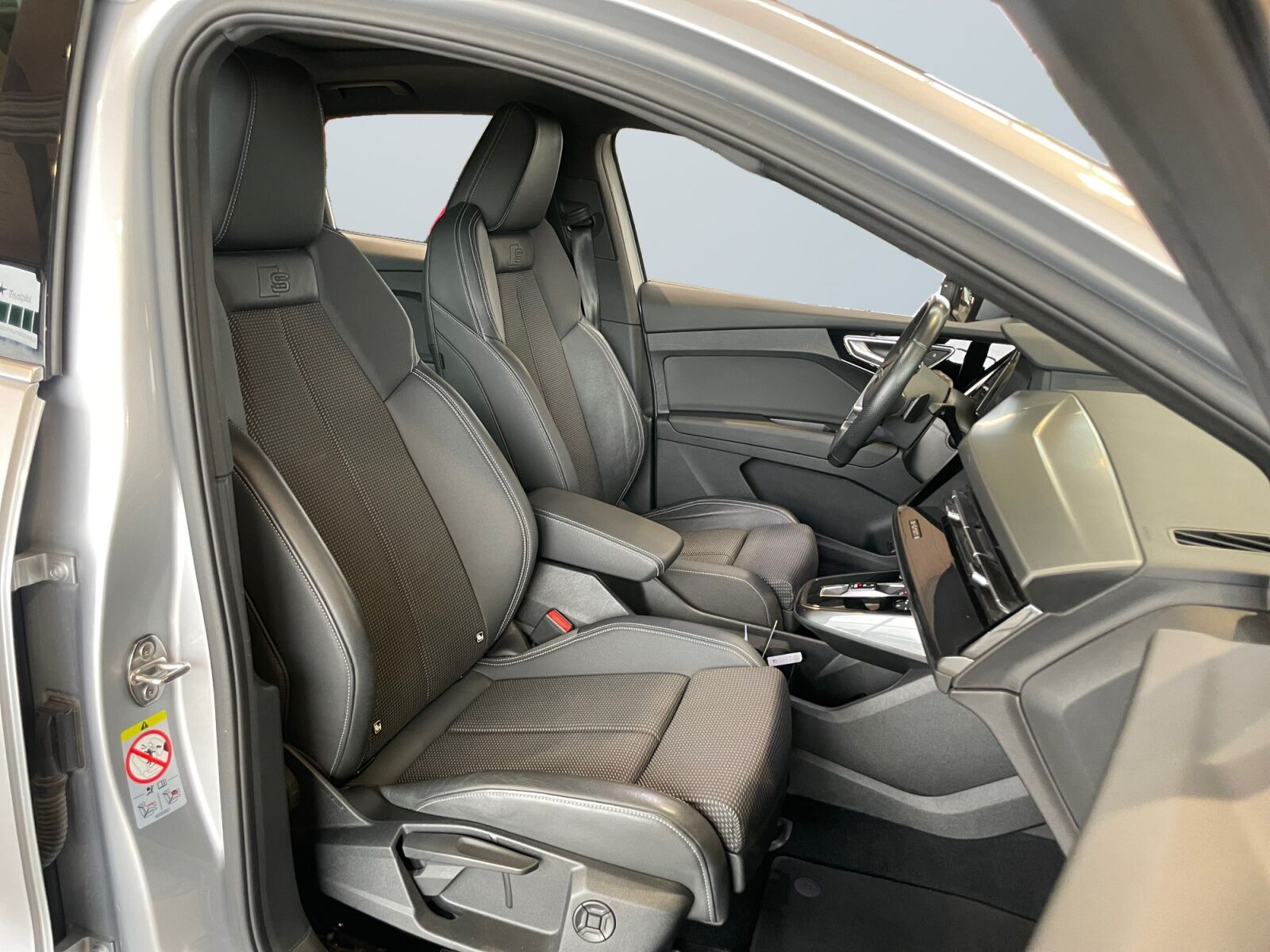 Sølv Audi Q4 e-tron fra 2022