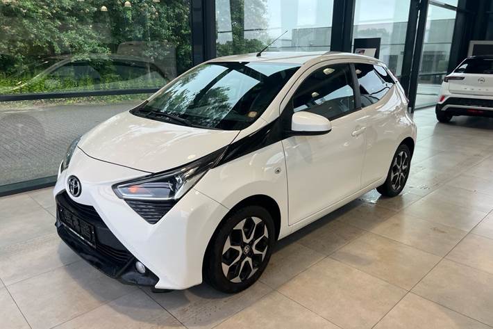 Hvid Toyota Aygo fra 2020 set udefra