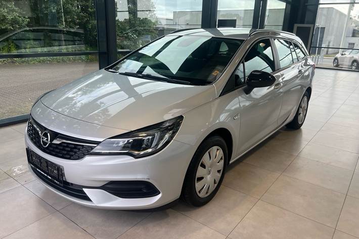 Sølv Opel Astra fra 2021 set udefra