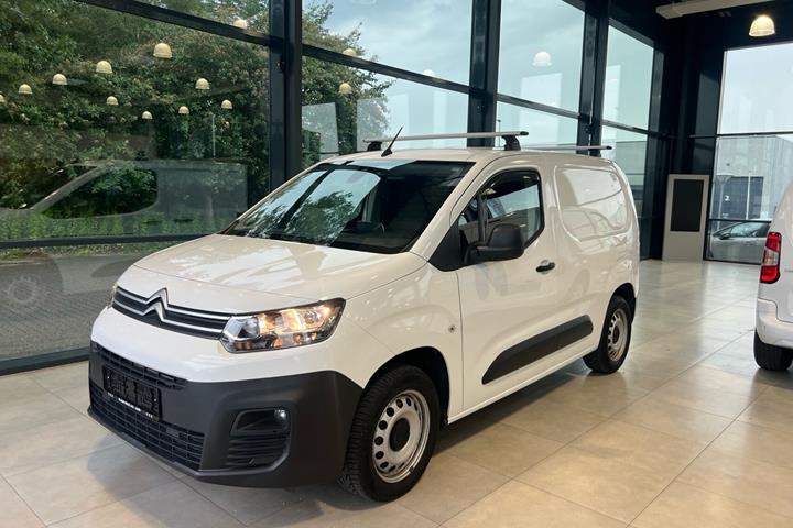 Hvid Citroën Berlingo fra 2021 set udefra