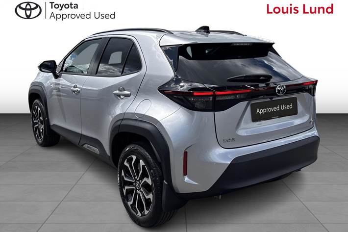 Sølv Toyota Yaris Cross fra 2025