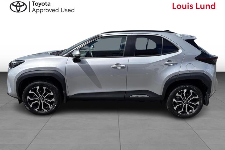 Sølv Toyota Yaris Cross fra 2025