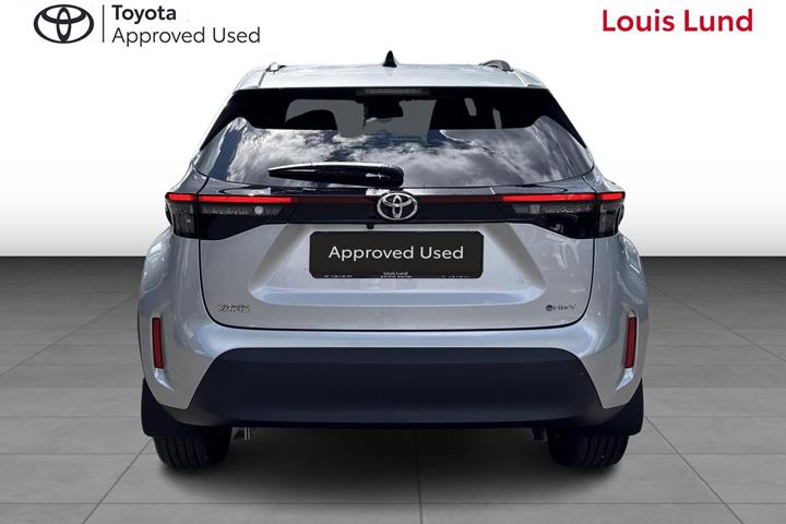Sølv Toyota Yaris Cross fra 2025