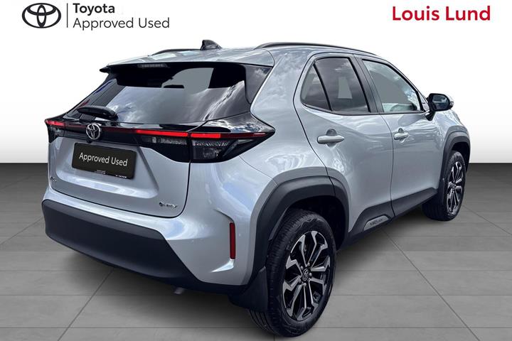 Sølv Toyota Yaris Cross fra 2025