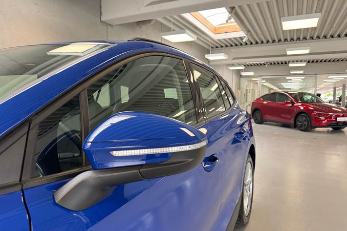 Blå Skoda Enyaq fra 2023