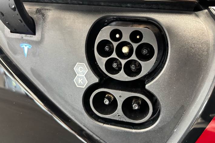 Sort Tesla Model Y fra 2021