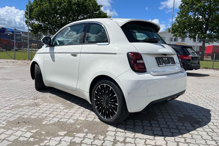 Hvid Fiat 500e fra 2023