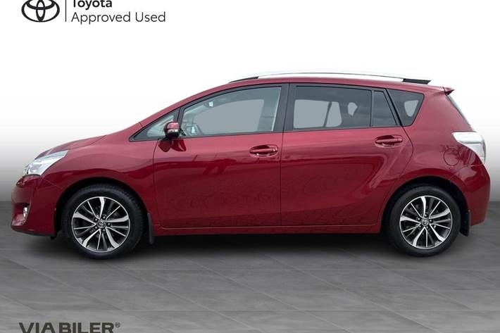 Rød Toyota Verso fra 2016