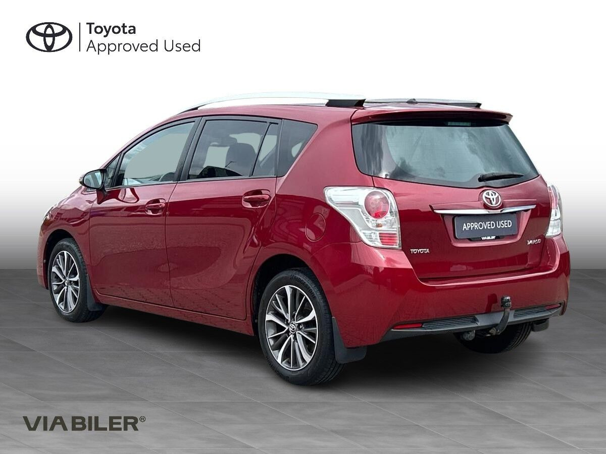 Rød Toyota Verso fra 2016