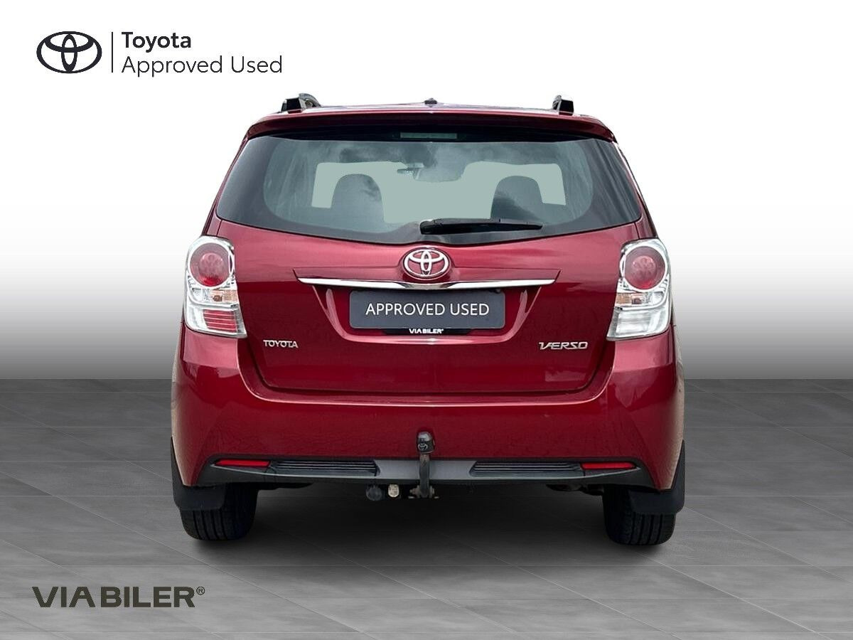 Rød Toyota Verso fra 2016