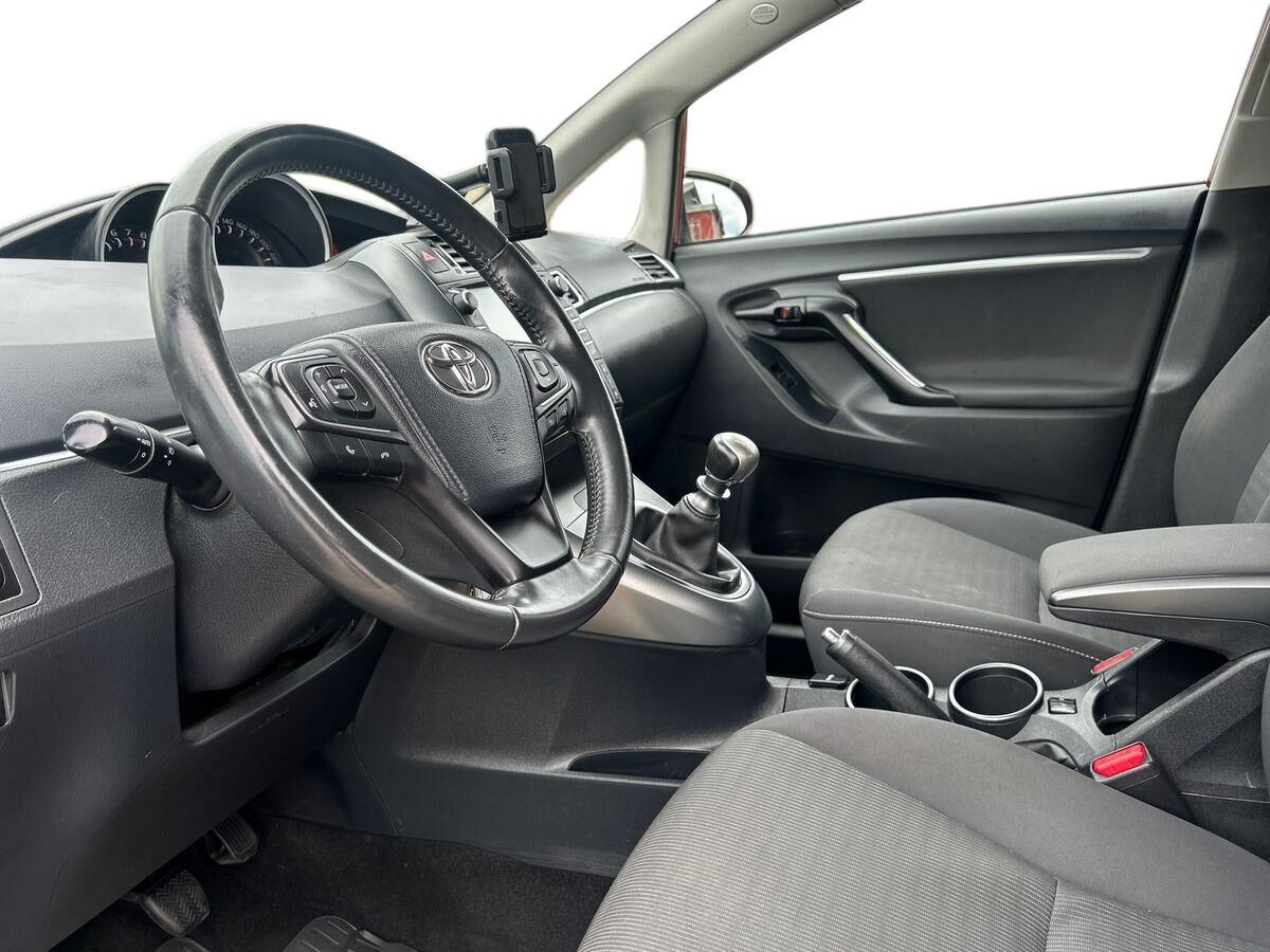 Rød Toyota Verso fra 2016