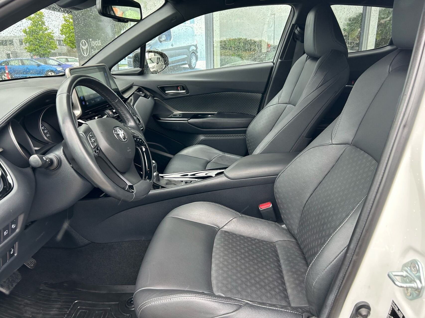 Hvid Toyota C-HR fra 2019