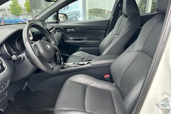Hvid Toyota C-HR fra 2019
