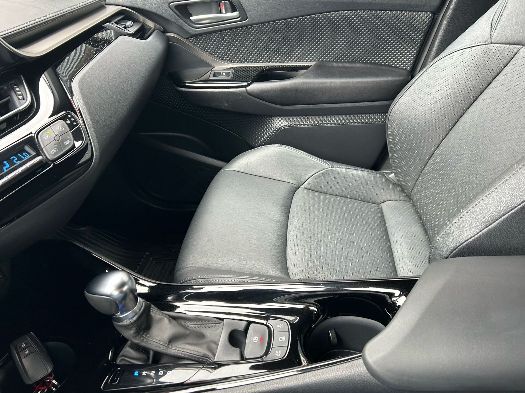 Hvid Toyota C-HR fra 2019