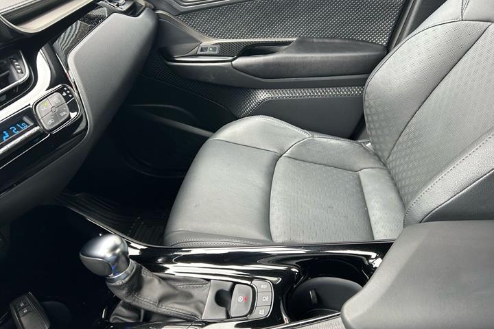Hvid Toyota C-HR fra 2019