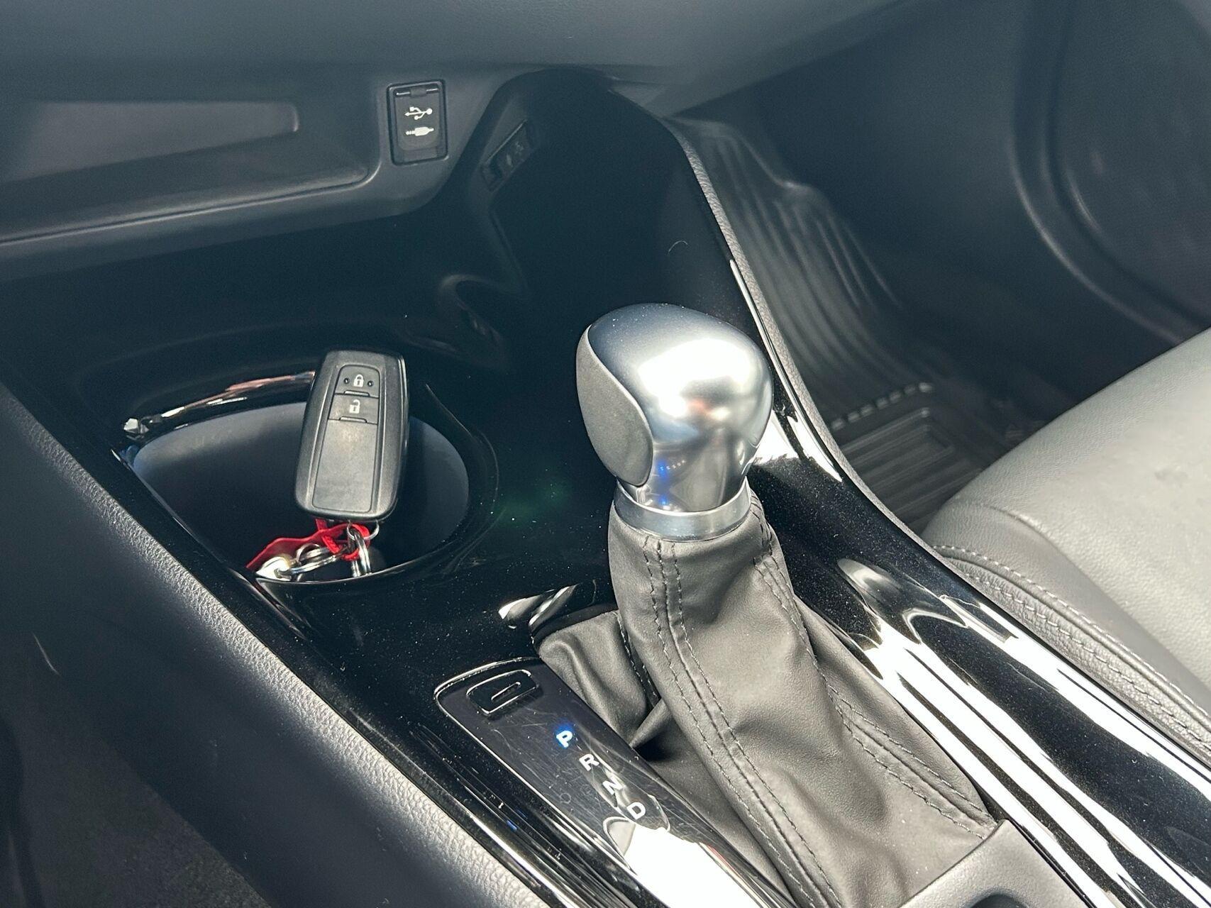 Hvid Toyota C-HR fra 2019