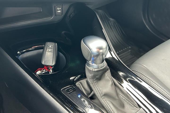 Hvid Toyota C-HR fra 2019