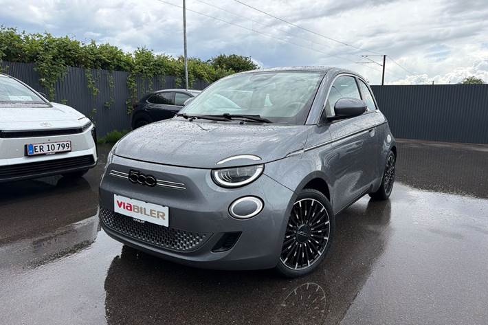 Grå Fiat 500e fra 2023 set udefra