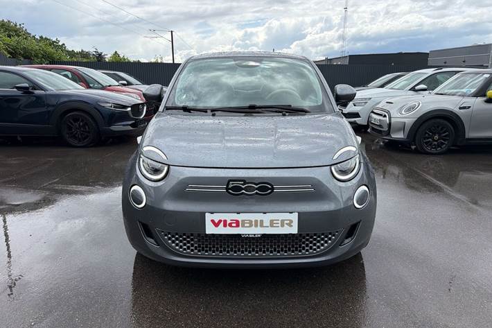 Grå Fiat 500e fra 2023