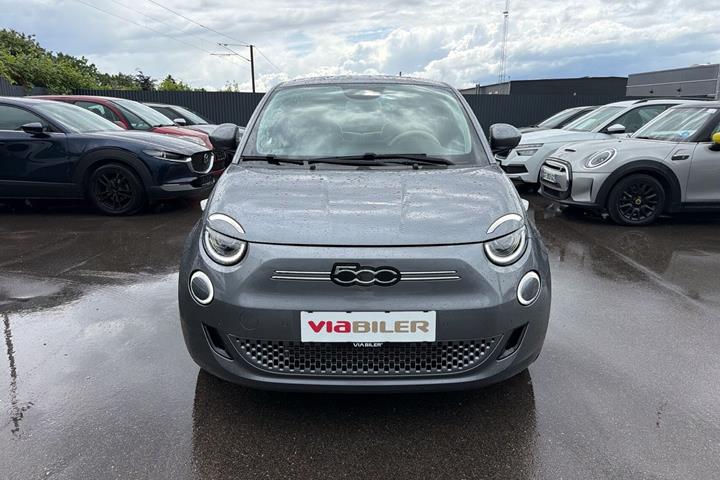 Grå Fiat 500e fra 2023