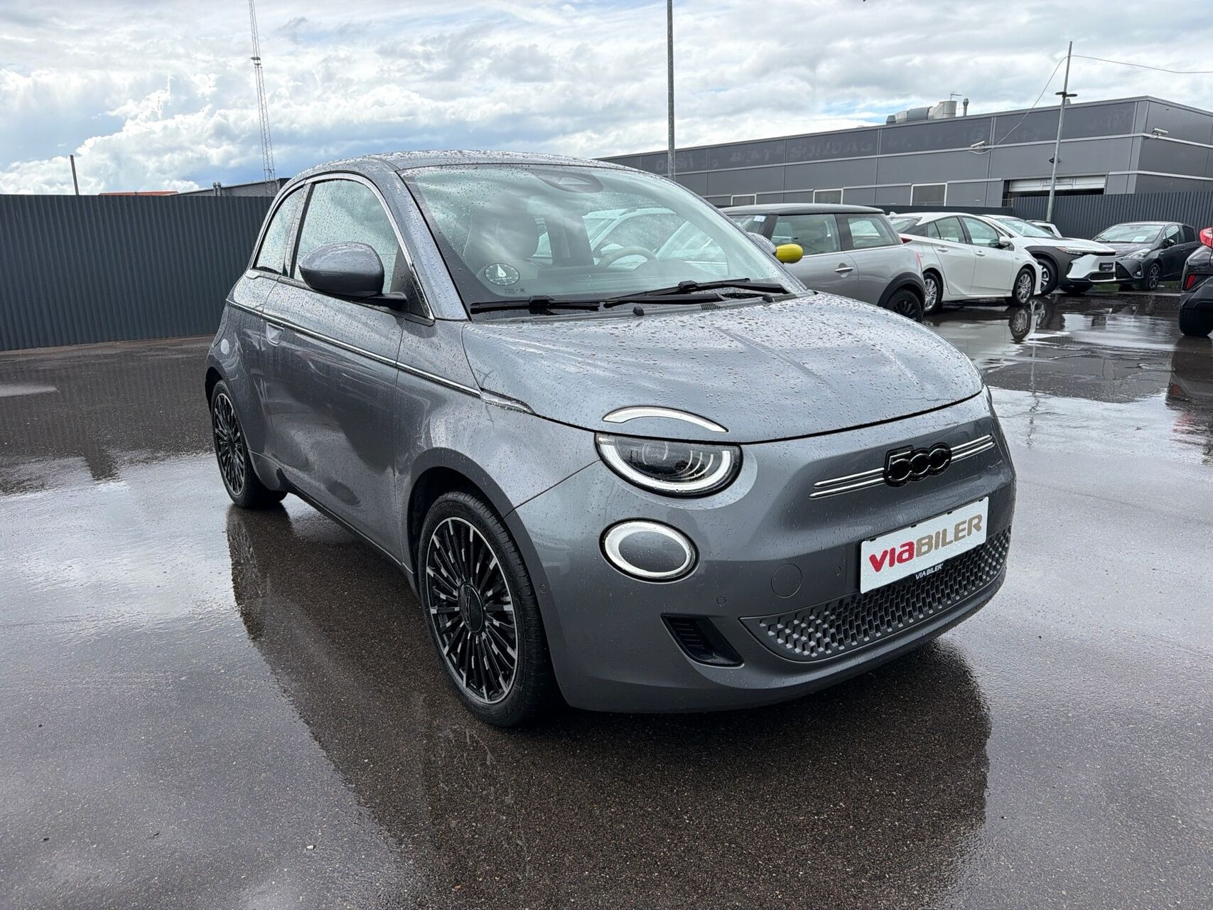 Grå Fiat 500e fra 2023