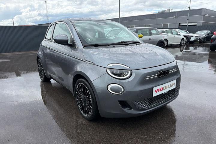 Grå Fiat 500e fra 2023