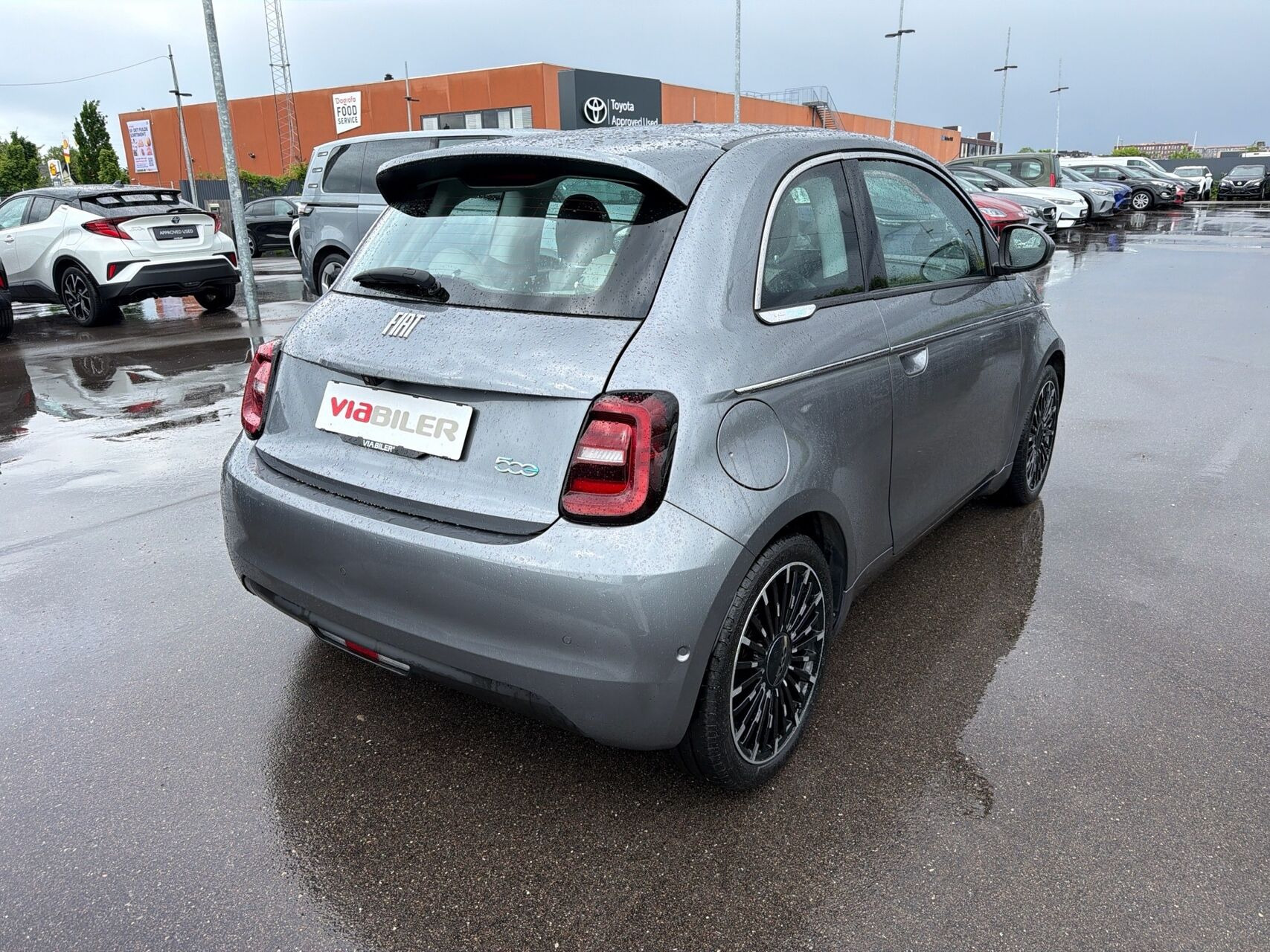 Grå Fiat 500e fra 2023