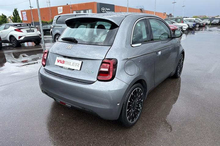 Grå Fiat 500e fra 2023