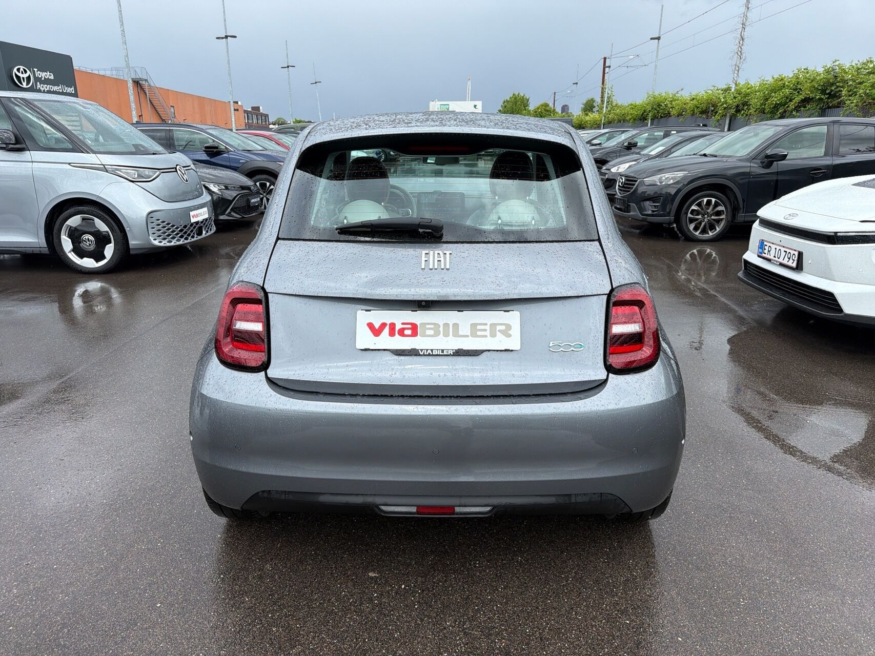 Grå Fiat 500e fra 2023