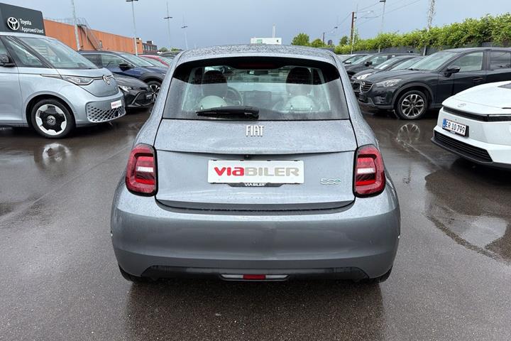 Grå Fiat 500e fra 2023