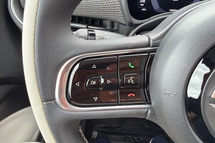 Grå Fiat 500e fra 2023
