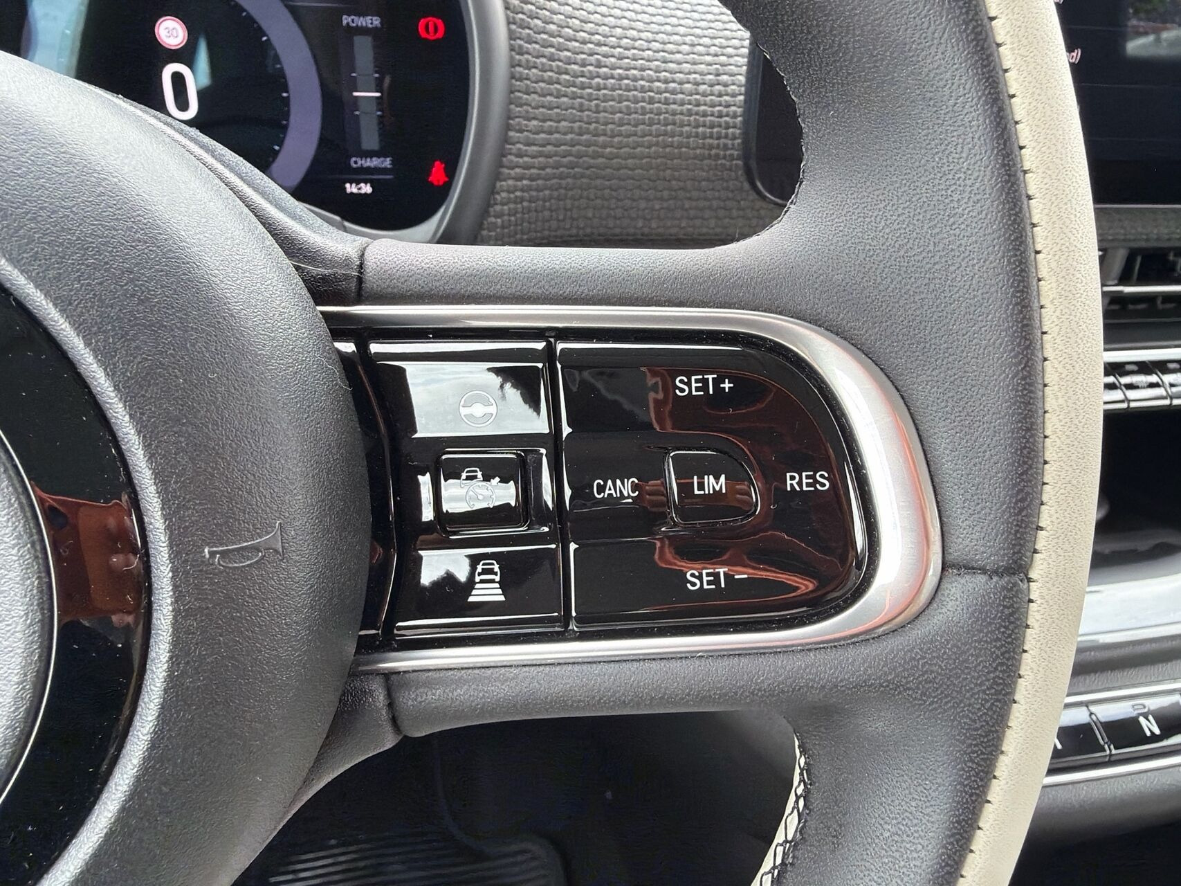 Grå Fiat 500e fra 2023