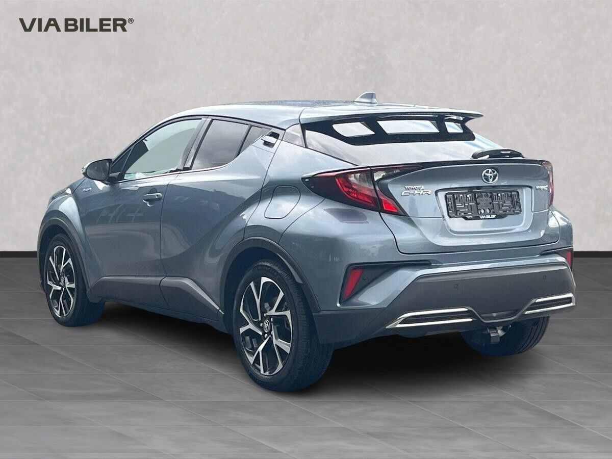 Grå Toyota C-HR fra 2020