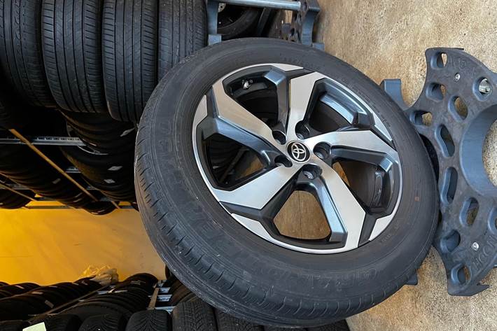 Hvid Toyota RAV4 Plug-in fra 2021