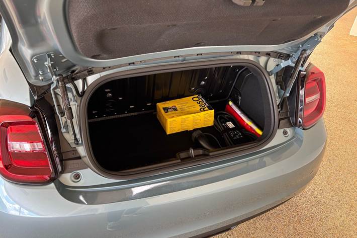 Turquoise Fiat 500e fra 2021