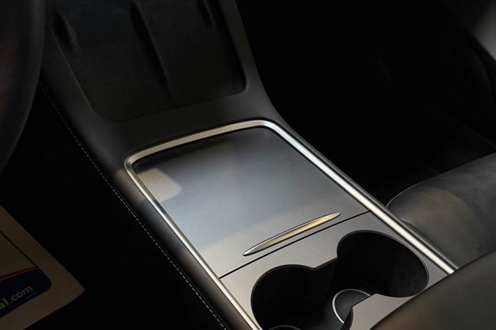 Grå Tesla Model 3 fra 2022