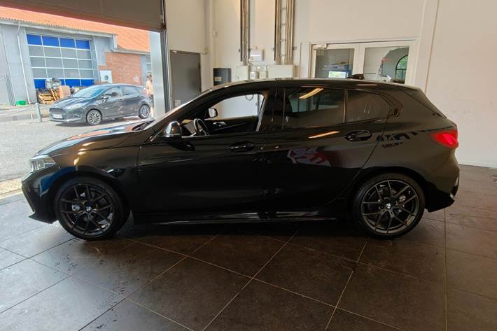 Sort BMW 118d fra 2020