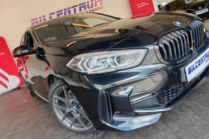 Sort BMW 118d fra 2020