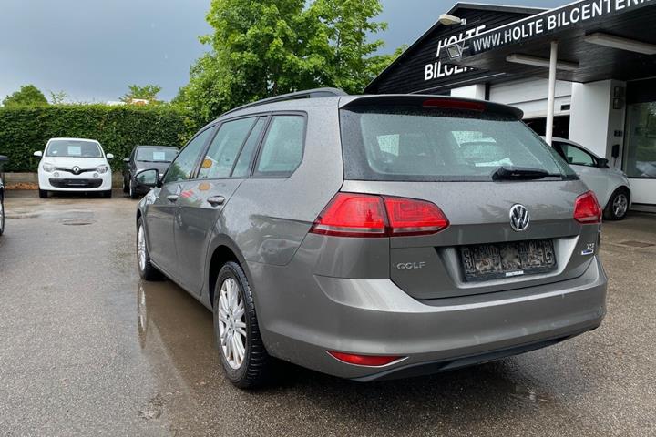 Grå VW Golf VII fra 2015