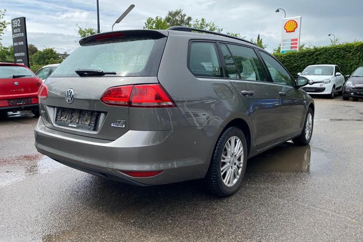 Grå VW Golf VII fra 2015