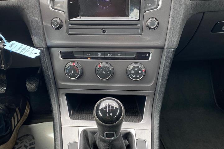 Grå VW Golf VII fra 2015