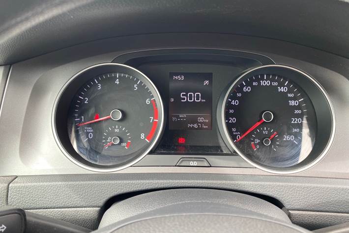 Grå VW Golf VII fra 2015