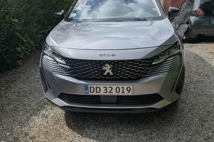 Grå Peugeot 3008 fra 2021