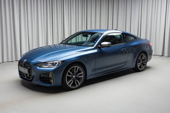 Blå BMW M440i fra 2021