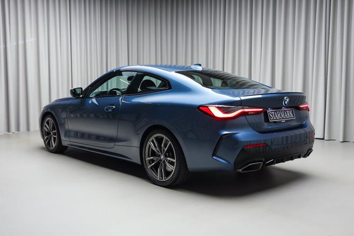 Blå BMW M440i fra 2021