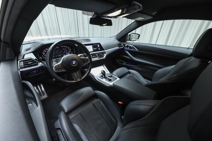 Blå BMW M440i fra 2021 set indefra