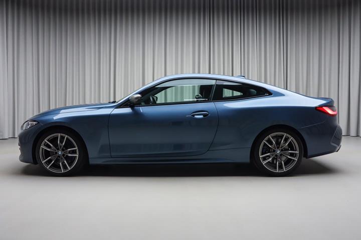 Blå BMW M440i fra 2021