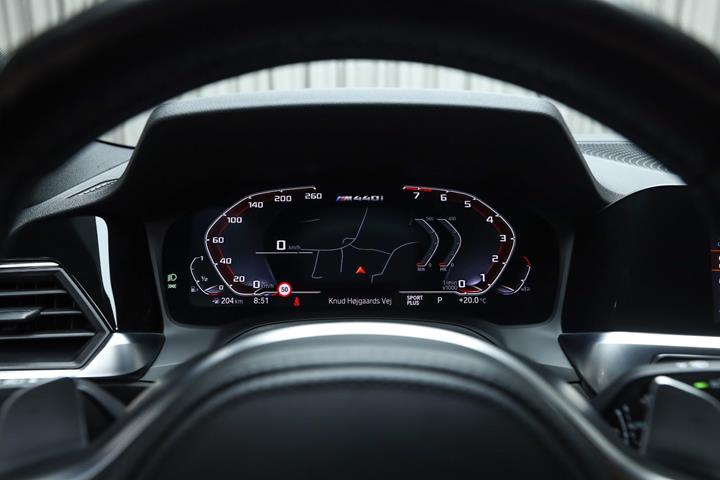 Blå BMW M440i fra 2021 set indefra